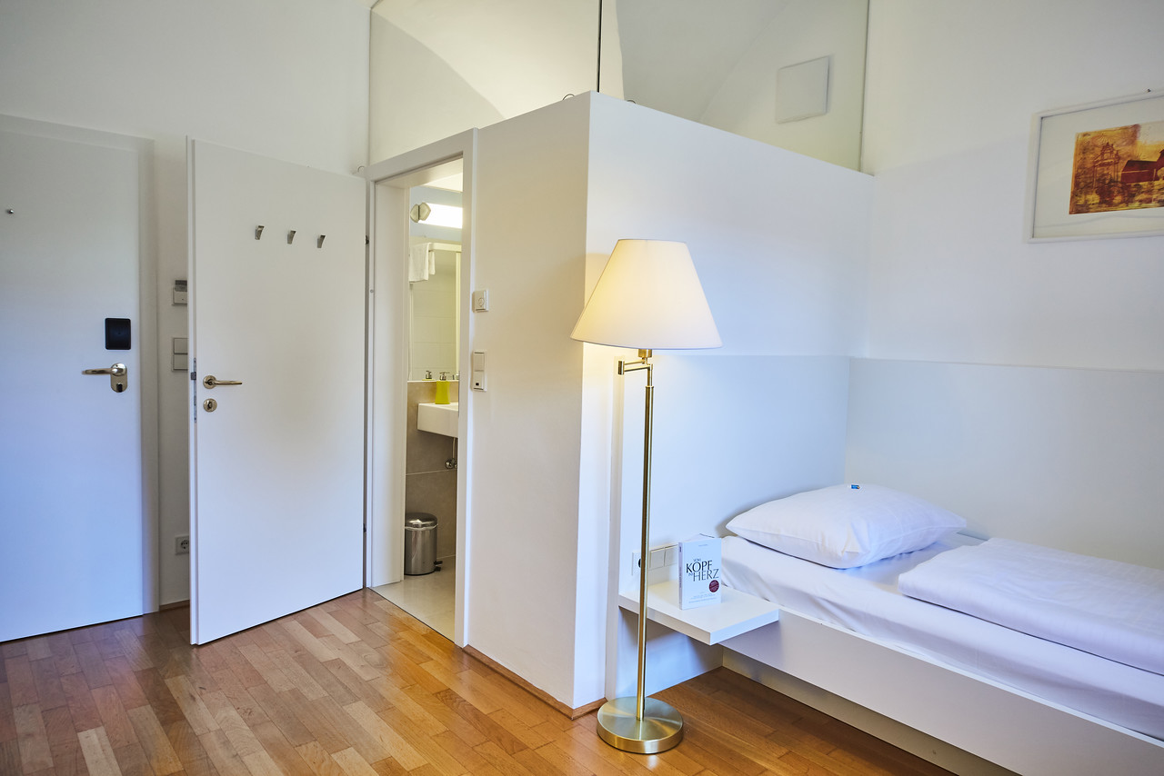 Kompaktes Zimmer für das Angebot Kurs und Wohnen in Geras