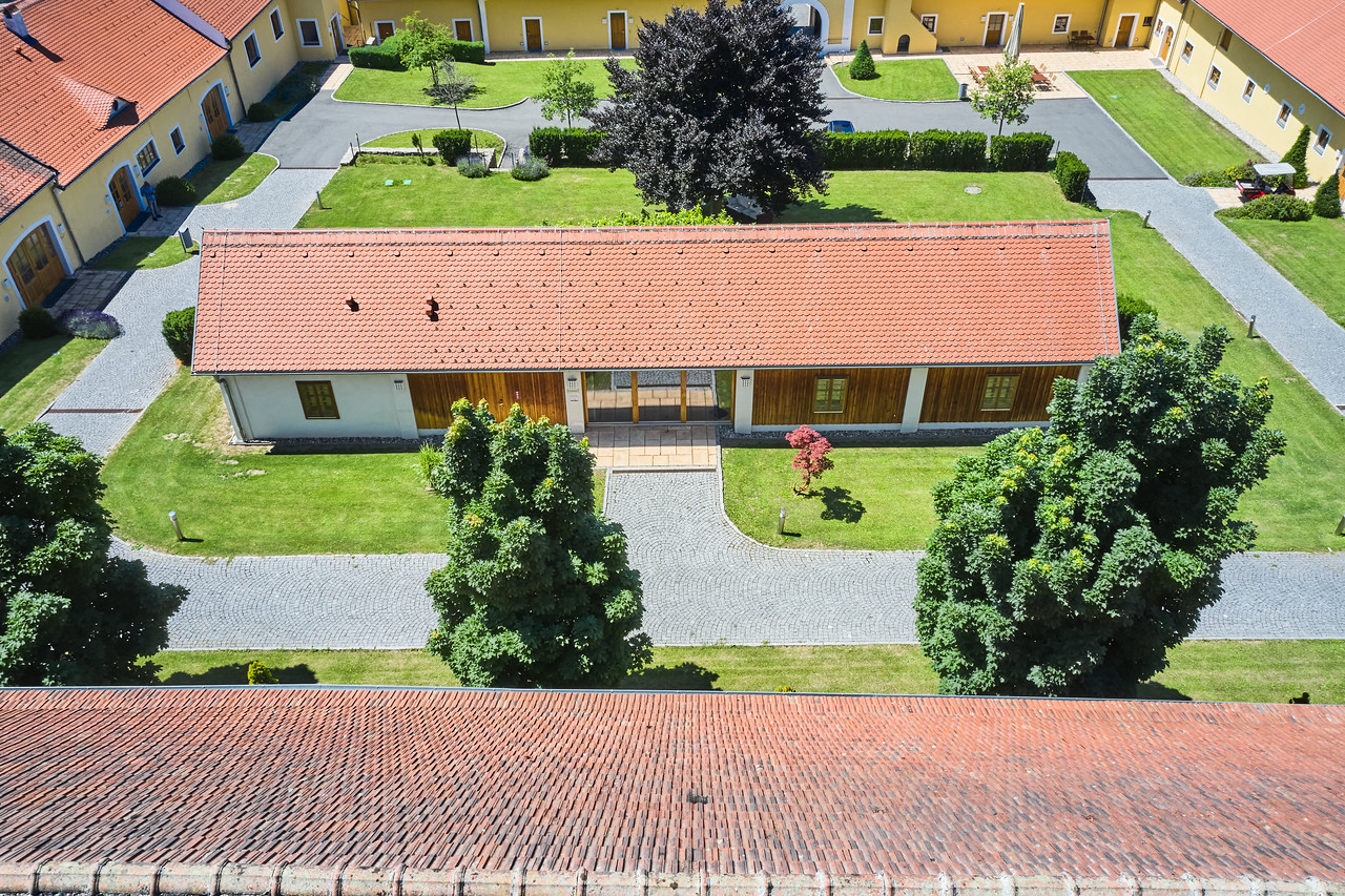 Meierhof Geras mit begrüntem Innenhof und Appartementtrakten