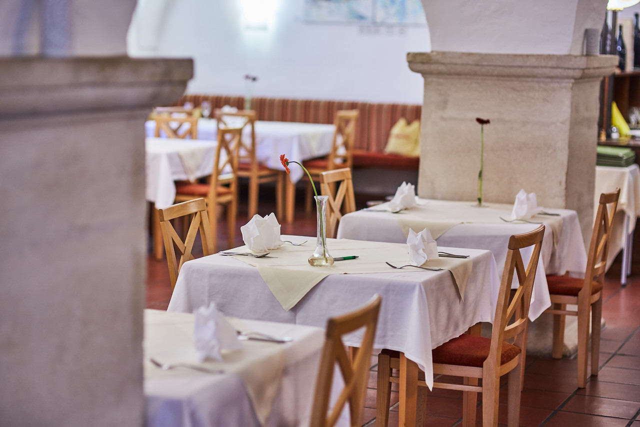 Restauranttische im Schüttkasten Geras zwischen Gewölbesäulen