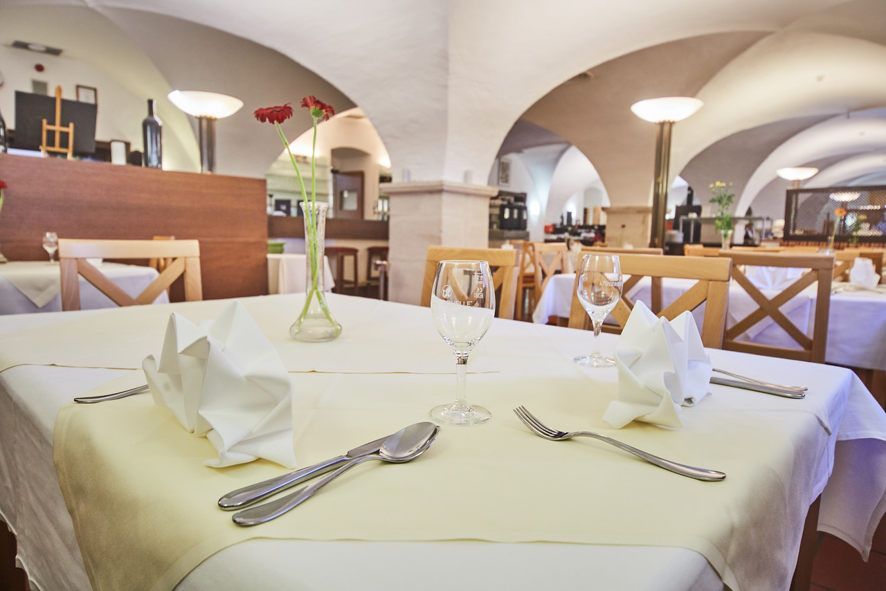 Restaurant im Schüttkasten Geras mit historischem Kreuzgewölbe