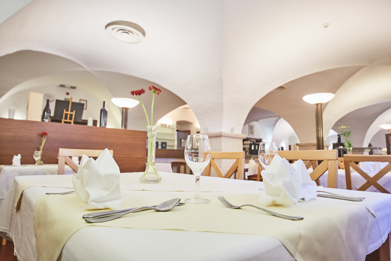 Gewölbesaal im Schüttkasten Geras mit gedeckten Tischen